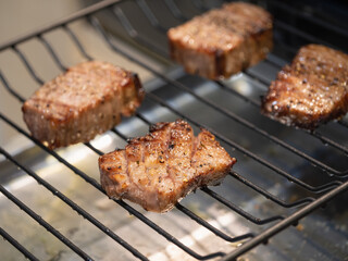 複数の日本の牛肉。グリルで焼いた厚切りのステーキ肉。