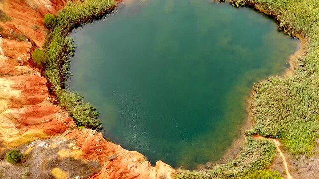 Europa Italien Sommer Drohne Flug &uuml;ber See Marslandschaft w&auml;hrend Corona Covid Pandemie Urlaub Ferien Adern Feldwege Reise Drohnenflug Cala dell'Aquaviva Steigflug idylle 4k