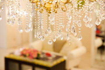 シャンデリアと披露宴会場