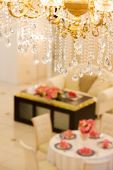 シャンデリアと披露宴会場