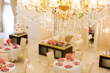 シャンデリアと披露宴会場