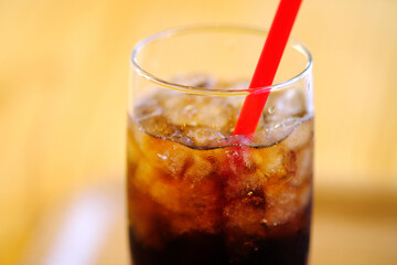 弾けるコーラとストロー