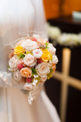 ブーケを持つ新婦