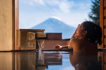 Photo sur Plexiglas Mont Fuji Beautiful woman enjoy onsen (mineral hot bath) in morning and seeing view of Fuji mountain in japan