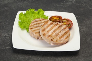 Grilled tuna steak with kumato