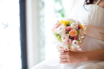 ブーケを持つ新婦