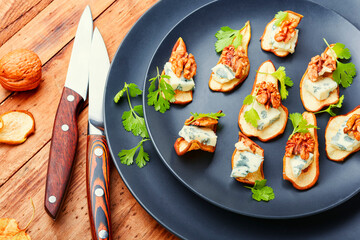 Dried pear with blue cheese