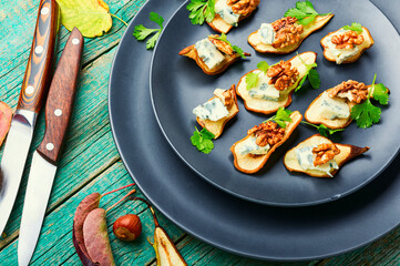 Blue cheese with dried pears and walnuts