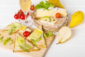 Fototapeta na wymiar Bread with brie cheese with pear and arugula