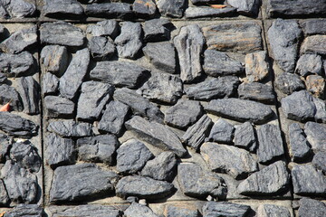 不揃いな石で作られた石壁
