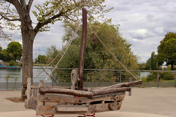 Fototapeta na wymiar Park by the lake and a wooden boat made, in the city of Chalon-sur-Saone, in France