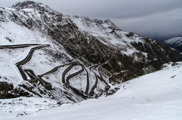 droga w Alpach 