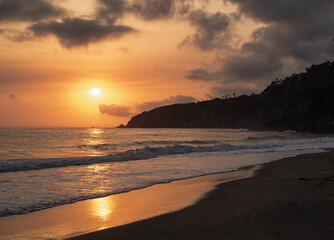 Bonito amanecer en la costa de Asturias con los rayos del sol reflejándose en el agua