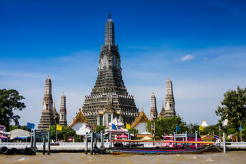 Naklejka premium Wat Arun, Temple of Dawn, Boats on the Chao Phraya River, Bangkok Yai District, Thonburi, Bangkok, Thailand, Asia