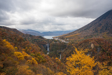 紅葉の日光　明智平から望む華厳の滝