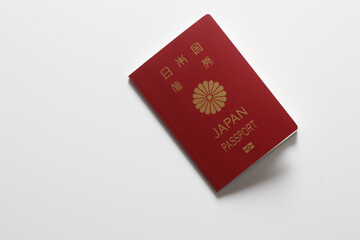 パスポートと英字新聞