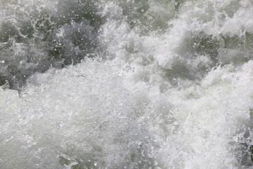 白く波立つ激流