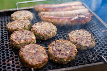 Original Thüringer Bratwürste und Gehacktes Klopse auf dem Grill 