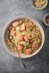 Risotto aux poireaux, saumon et herbes de provence
