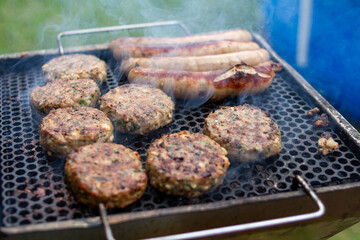 Original Thüringer Bratwürste und Gehacktes Klopse auf dem Grill 