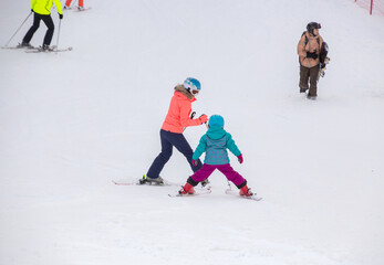 Fototapeta na wymiar family skiing in the mountains