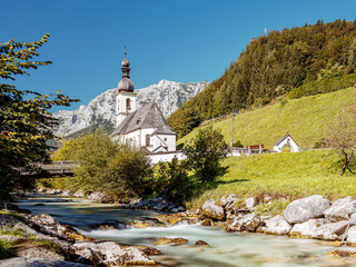 Fototapeta na wymiar Die Pfarrkirche St. Sebastian in Ramsau bei Berchtesgaden, Bayern