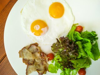 Fried egg with grill ham and fresh vegetable salad, healthy breakfast, healthy food concept