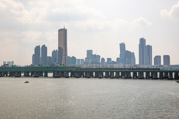 Fototapeta premium 鉄橋と摩天楼