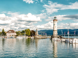 Der Hafen in Lindau am Bodensee mit Leuchtturm, Bayern