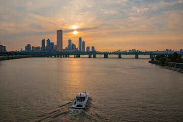 鉄橋と夕陽に向かうボート