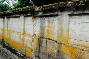 壊れたコンクリート塀