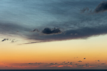 Fototapeta na wymiar 夕焼けの水平線と上空の巨大な雲