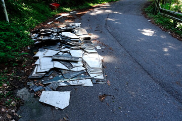 産廃の道路への不法投棄
