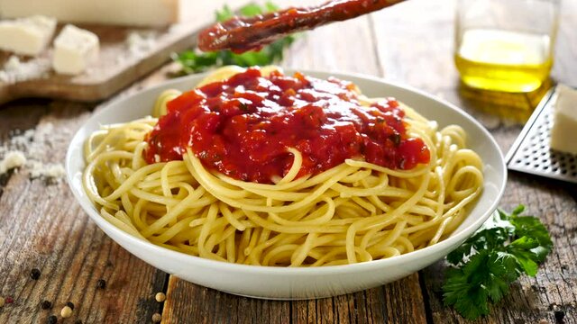 spaghetti and tomato sauce