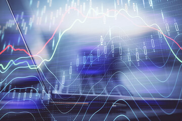 Obraz premium Forex graph hologram on table with computer background. Multi exposure. Concept of financial markets.