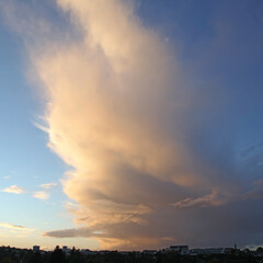 Nuage cumulonimbus au coucher du soleil