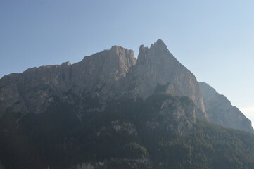Obraz premium Hiking in the Alpi di Siusi / Seiser Alm mountains of Northern Italy's Dolomites
