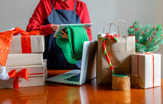 gift hand deliver laptop tablet green sock worker red bag delivery online christmas tree
