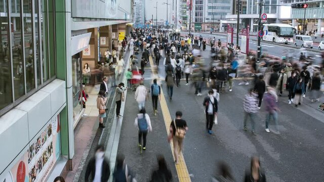 Time-lapse video of crowd people walking on busy street in Tokyo, Japan　俯瞰で見た歩く人々・群衆 新宿南口 タイムラプス