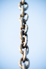 Obraz premium Strong metal chain against the blue sky