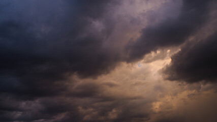 Fototapeta na wymiar Ciel jaunâtre sous un cumulonimbus en formation, sous lequel on peut voir les premières précipitations se former