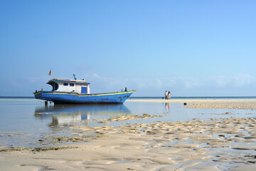 Obraz premium fishing boat on the beach