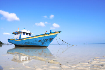 Fototapeta premium boat on the beach