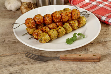 brochettes de boulettes de viande hachée aux épices