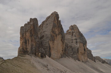 Fototapeta premium Hiking around the stunning and dramatic Drei Zinnen / Tre Cime di Lavaredo mountains in the Dolomites of Northern Italy