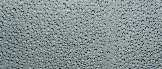Bannière de gouttes de pluie sur une vitre un jour de temps gris