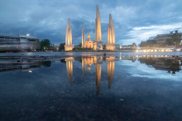 Fototapeta premium Reflection of Democracy Monument at twilight time at Bangkok,Thailand