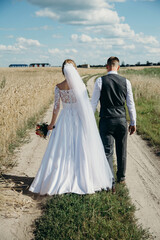 photoshoot bride and groom summer field wheat yellow sky road