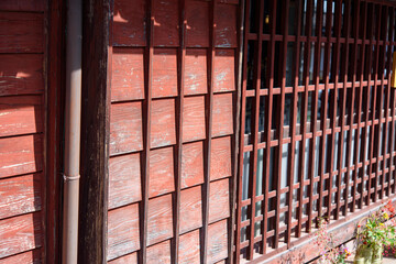 岡山県は吹屋ふるさと村のベンガラ色の木製の壁