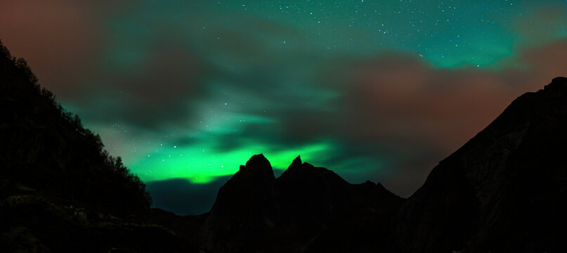 The Northern lights (Aurora borealis) nad Reine na Lofotach, Norwegia